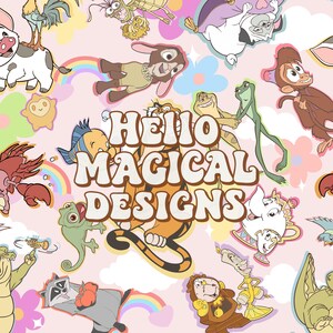Puede incluir: Un fondo rosa claro con varios personajes de dibujos animados y el texto marrón HELLO MAGICAL DESIGNS en el centro. El diseño incluye un tigre, una tetera, un reloj, un mono, una rana, un camaleón, un mapache y un cangrejo.
