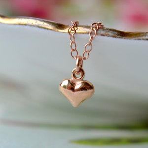 Delicado collar de corazón de oro rosa de 18k con un pequeño dije de corazón abultado en una cadena bañada en oro rosa, joyería Loveheart para esposa y novia