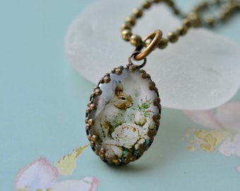 La Señora Conejo Huele a Rosas: Collar con camafeo de conejito, colgante ovalado, cadena de bolas de latón antiguo, gargantilla corta