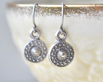 Pendientes de disco de plata mate delicados, pequeños pendientes colgantes con estampado tribal o étnico en relieve.