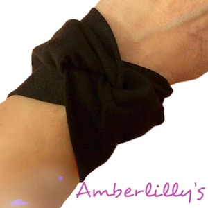 Pulsera ancha de punto negro, ideal para la muñeca o para la oficina.