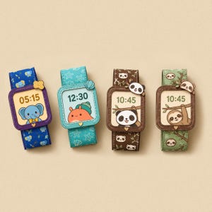 Puede incluir: Cuatro relojes inteligentes digitales con correas estampadas y marcos temáticos. El primero es azul con un elefante, el segundo turquesa con un caracol, el tercero marrón con un panda y el cuarto verde con un perezoso. Cada esfera muestra una hora.