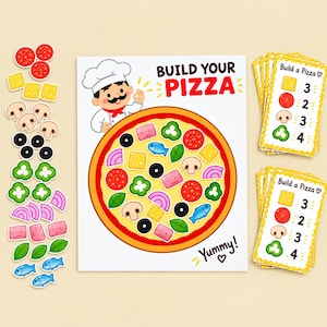 Pode incluir: Um conjunto de jogo Build Your Pizza com um tabuleiro central apresentando um chef de desenho animado, uma pizza grande e o texto Build Your Pizza e Yummy. Inclui vários recortes de cartão de coberturas como pepperoni, cogumelos, azeitonas e peixe, além de dois baralhos de cartas de instruções com quantidades de ingredientes.
