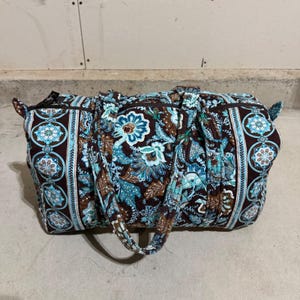 Mala de viagem vintage Vera Bradley acolchoada, modelo barril, na cor azul Java, anos 2000.