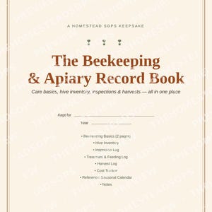 Puede incluir: Una portada de libro de registro color crema titulada The Beekeeping & Apiary Record Book. Incluye secciones para inventario de colmenas, inspecciones, cosechas y un calendario estacional. El texto dice A Homestead Sops Keepsake y Kept for Year.