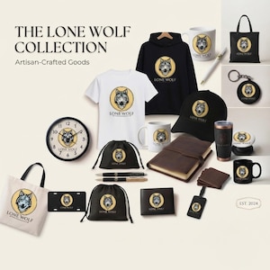 Peut inclure: La collection Lone Wolf comprend un sweat à capuche noir, un t-shirt blanc, des sacs fourre-tout, des tasses, des stylos, une horloge, une casquette, un carnet, un portefeuille, un porte-clés, une étiquette de bagage et des pochettes.