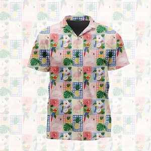Könnte beinhalten: Ein kurzärmeliges Hemd mit Knopfleiste und einem sich wiederholenden Gittermuster aus tropischen Motiven, darunter rosa Flamingos, bunte Papageien, gelbe Ananas, weiße Hibiskusblüten, grüne Monstera-Blätter und halbierte Kokosnüsse auf hellem Grund.