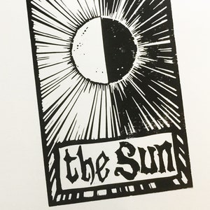 Carte de tarot &#39;The Sun&#39; - linogravure, impression noir et blanc