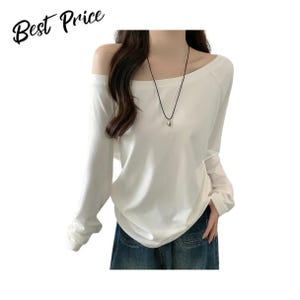 Könnte beinhalten: Ein weißes Langarmshirt mit schulterfreiem Ausschnitt und einer schwarzen Kordelkette mit silbernem Herzanhänger. Der Text "Best Price" ist oben links zu sehen. Das Shirt wird mit einer dunkelblauen Jeans aus Denim kombiniert.