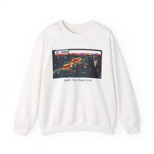 Sweat-shirt à col rond Ryan Vaughan, météorologue en chef de KAIT 8 | Silencieux, mon programme commence