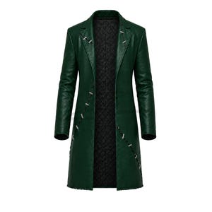 Puede incluir: Un abrigo largo de color verde oscuro con solapa de muesca y forro interior acolchado negro. Los paneles frontales están adornados con costuras decorativas negras y detalles metálicos plateados dispuestos verticalmente en los bordes.