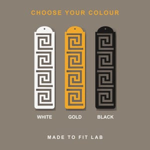 Puede incluir: Tres etiquetas rectangulares verticales con un patrón de greca recortado y un pequeño orificio en la parte superior. Las etiquetas se muestran en blanco, dorado y negro. El texto dice CHOOSE YOUR COLOUR, WHITE, GOLD, BLACK y MADE TO FIT LAB.