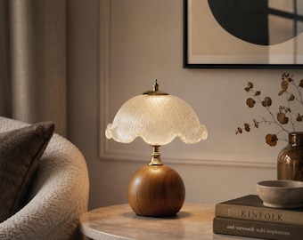 Lampe de table en forme de pétale de fleur, diffusant une lumière chaleureuse et apaisante. Idéale pour ambiance douce et élégante