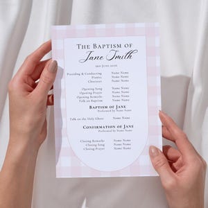 Puede incluir: Una tarjeta rectangular de programa de bautizo con un borde de cuadros vichy en rosa claro y blanco. El centro muestra un panel blanco arqueado con texto negro que dice The Baptism of Jane Smith, 3rd June 2026, y una lista detallada del servicio.