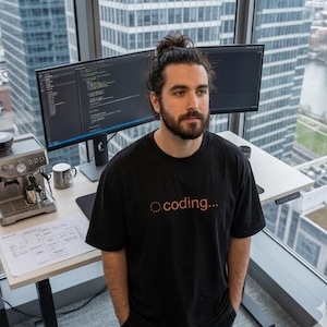 coding… Loading Spinner Shirt – Minimalistisches Geschenk für Programmierer & Entwickler | Kupfer auf Schwarz