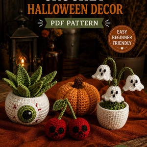 Könnte beinhalten: Eine Häkelanleitung für Halloween-Dekoration als PDF mit einer grünen Sukkulente in einem augapfelförmigen Topf, einem strukturierten orangefarbenen Kürbis, zwei roten Totenkopf-Kirschen und drei weißen Geisterblumen in einem Topf.