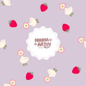 Pode incluir: Um fundo roxo claro com um padrão repetitivo de patos brancos usando toucas cor-de-rosa e botas verdes, intercalados com morangos vermelhos. No centro, uma etiqueta branca recortada exibe o texto NINHA ARTSY shop.