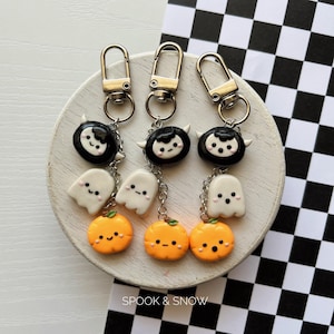 Llavero de arcilla con diseño espeluznante de Halloween: fantasma Yeti negro y calabaza de arcilla estilo Kawaii.