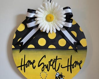 Letrero de puerta "Hogar dulce hogar" con diseño de abeja / Letrero de corona de abejas / Decoración de puerta principal con margaritas / Bienvenida al porche estilo casa de campo
