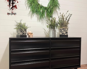 Zwarte MCM-dressoir uit het midden van de eeuw moderne mediaconsole met zes ruime laden Dark Academia Moody Decor Witchy slaapkamer vintage kunst