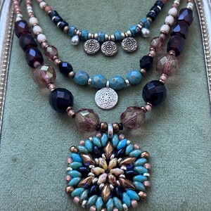 Bohemian Statement Ketting met onder andere Natuursteen en Czech glas Kralen – Handgemaakte Macramé Multi Strand Ketting