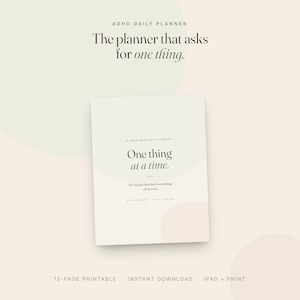 Peut inclure: Un agenda quotidien avec une couverture beige clair et vert sauge portant le texte ADHD DAILY PLANNER, The planner that asks for one thing., A CALM ADHD DAILY PLANNER, One thing at a time., For brains that feel everything, all at once.