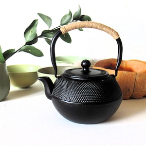 Vintage japansk tetsubin-tekanna i gjutjärn, asiatisk inredning, tekanna, minimalistisk inredning.