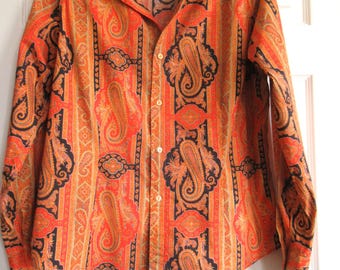 Blusa vintage, vibrante y colorida con estampado paisley en naranja y negro, blusa boho chic ajustada talla L