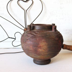 Vintage grön/lila lätt skimrande geometrisk raku keramikvas, signerad Fach