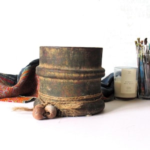 Una maceta antigua de arcilla tibetana, macetero, estilo boho chic, decoración étnica global.