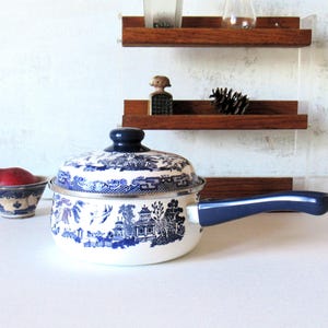 Vintage Blue Willow Heritage enamel 2Q pan, made in Spain.