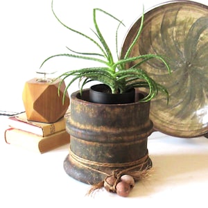 Ein antiker tibetischer Tontopf, Boho Chic, globales ethnisches Dekor