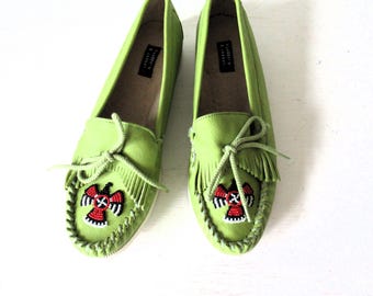 Mocasines vintage de piel verde con cuentas y flecos verdes, talla 9.5.