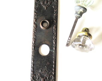 Placca per pomello porta vintage in rame decorato con stampaggio