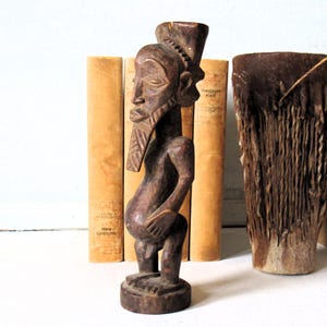 Vintage Afrikaans beeldje van een man, tribale folk, Keniaanse kunst, boekenplankdecor