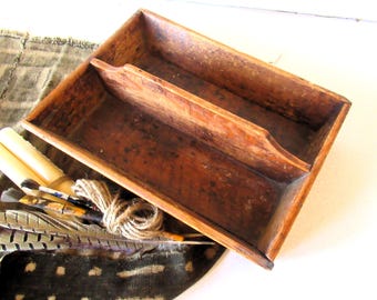 Organizador de utensilios de madera vintage, estilo rústico y campestre.