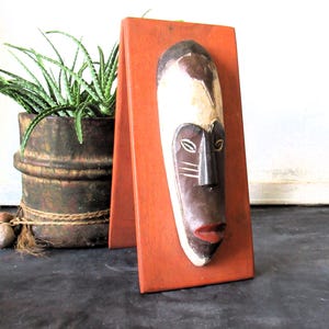 Maschera tribale africana in legno intagliato a mano d&#39;epoca: scultura da parete del Gabon