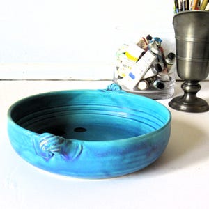 Vintage blauwe aardewerkkom, handgemaakt aardewerk, boho-chic decor.