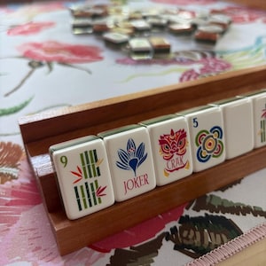 Ensemble de 4 racks de mahjong en cerisier de 20 po. | Poussoirs magnétiques image 2