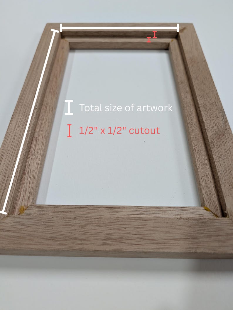 以下が含まれることがあります： 内側の縁に1.27cm x 1.27cmの切り込みがある、明るい茶色の木製長方形フレーム。フレームには、アートワークの合計サイズと内側の切り込み部分の具体的な寸法を示す白いグラフィックラインが含まれています。