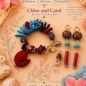 Könnte beinhalten: Ein Bettelarmband und passende Ohrringe von Chloe and Carol Bead Creation. Das Armband besteht aus roten, blauen und türkisfarbenen Perlen mit einem großen roten Fisch-Anhänger. Die Ohrringe zeigen Seesternmotive, türkisfarbene Akzente und lange rote Perlen.