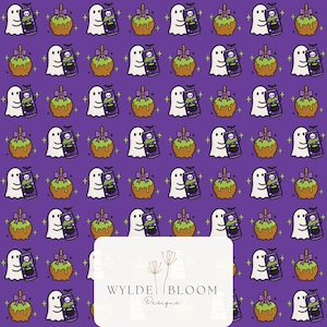 Könnte beinhalten: Ein violettes Stoffmuster mit einem sich wiederholenden Grafikdruck aus weißen Geistern, grünen Liebesäpfeln mit violetten Schleifen und violetten Dosen mit der Aufschrift Alani und einem Kesselsymbol. Ein weißes rechteckiges Logo zeigt WYLDE BLOOM Designs.