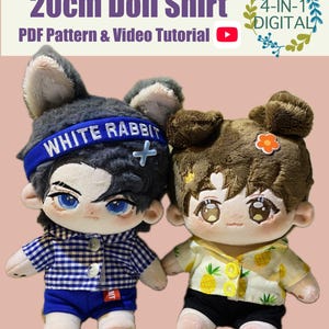 Puede incluir: Dos muñecos de peluche con camisas y pantalones cortos. El muñeco de la izquierda tiene el pelo oscuro, una diadema azul con el texto WHITE RABBIT y una camisa de cuadros azules. El de la derecha tiene el pelo castaño, una flor naranja y una camisa de piñas.