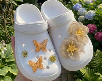 Enfeites de sapato em forma de borboleta amarela, decoração de tamanco com flor de margarida dourada, acessórios para jardim ensolarado, presente de verão para ela, estética cottagecore.
