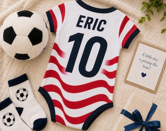 Body de bebé personalizado estilo camiseta de fútbol inspirado en Estados Unidos con nombre y número para el día del partido.