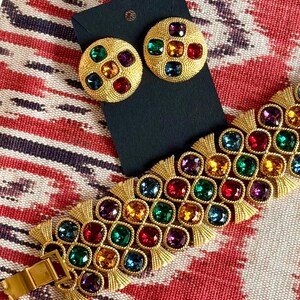 Seltenes Vintage-Set aus den 1990er Jahren: NAPIER Byzantium Royalton Statement-Armband und -Ohrringe mit originalem Etui in limitierter Auflage, elegantes Runway-Design in Juwelentönen.