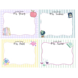 Op de afbeelding: Vier rechthoekige notitiekaarten met geschulpte randen en schoolthema-illustraties. De kaarten bevatten de tekst a note from Ms. Young, Mrs. Trinkaus, Mrs. Patel en Mrs. Auman, versierd met iconen zoals boeken, een appel, een wereldbol en wetenschap.