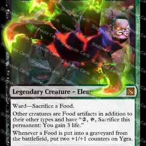 Peut inclure: Une carte à collectionner Magic: The Gathering intitulée Pudge, Feast Eternal, avec une bordure verte et noire. La carte présente une illustration de créature avec de l'énergie verte brillante, du texte détaillant les capacités, une force et endurance de 6/6, et le texte d'ambiance : You'll look good with an apple in yer mouth!
