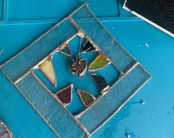 Väggpanel med krossat hjärta i målat glas