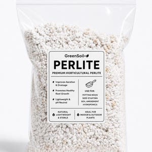 Può includere: Un sacchetto di plastica trasparente riempito di perlite bianca, un ammendante orticolo per il terreno. L'etichetta riporta GreenSoil+ PERLITE PREMIUM HORTICULTURAL PERLITE, elencando benefici come aerazione, drenaggio e crescita radicale.